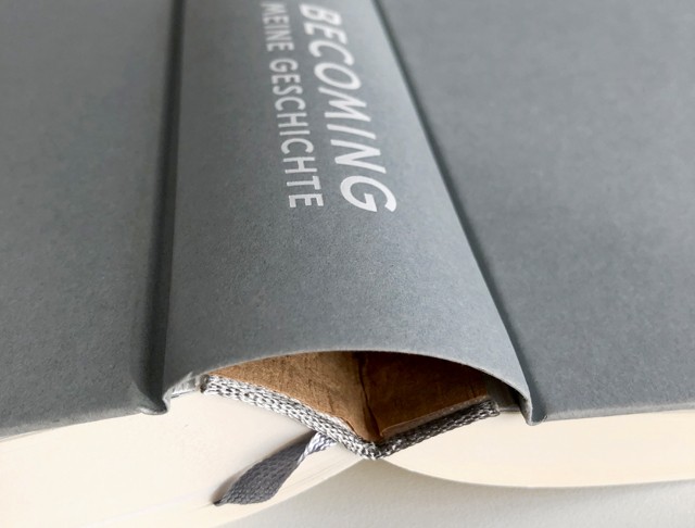 Becoming, Autor: Michelle Obama, Verlag: Goldmann Verlag
Überzug: Papier, f.color glatt 451 taubengrau