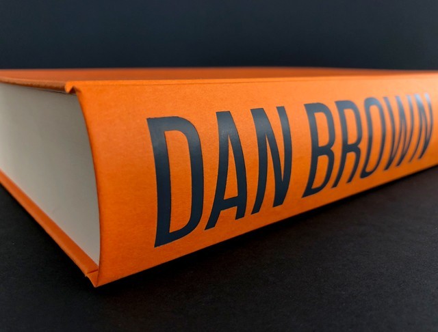 Oprindelse, Autor: Dan Brown, Verlag: Forlaget Hr. Ferdinand
Überzug: Papier, f.color glatt 416 orange