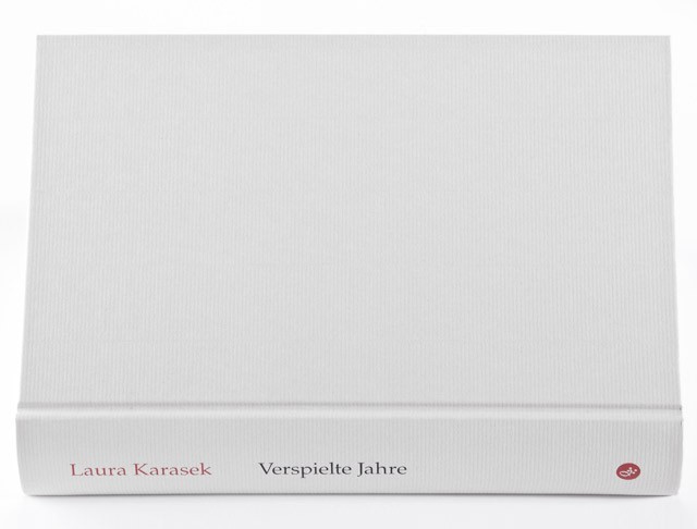 Verspielte Jahre, Autor: Laura Karasek, Verlag: Bastei Lübbe Verlag
Überzug: Papier, f.color bütten 401 hochweiß